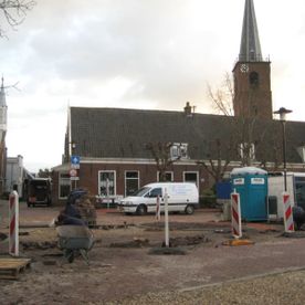 Bestrating bij kerk