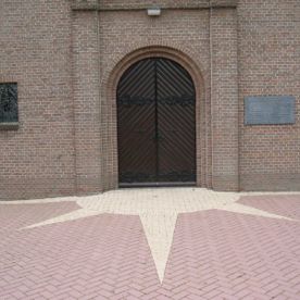 Bestrating sierlijk, kerk